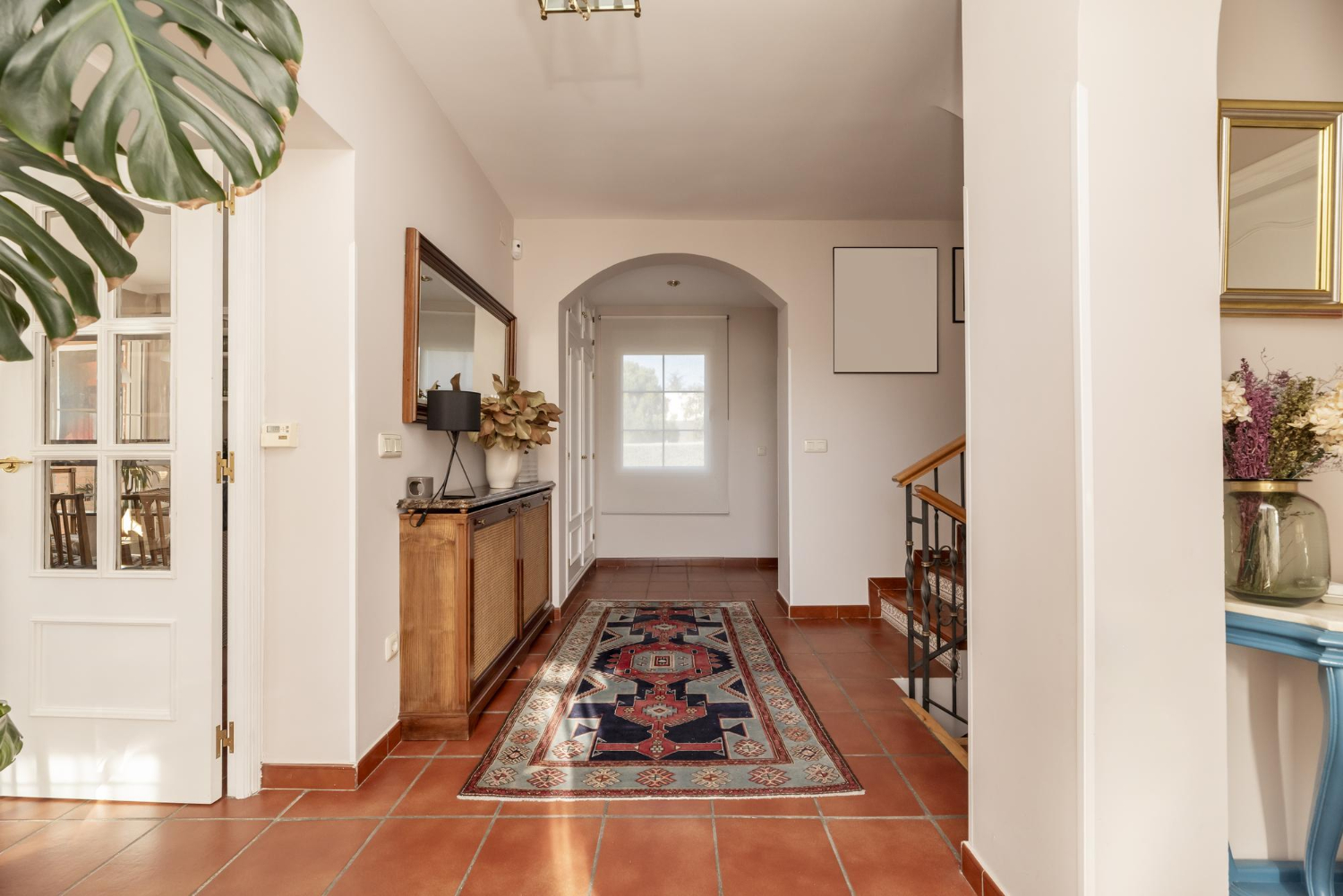 Couloir d'une maison unifamiliale de différentes hauteurs avec un sol en grès brun